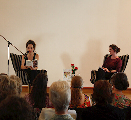 Puchheimer Buchpreis 2025 – Lesungen von Katharina Köller und Paola Lopez im Bürgersaal in Gröbenzell und in der Gemeindebibliothek Eichenau